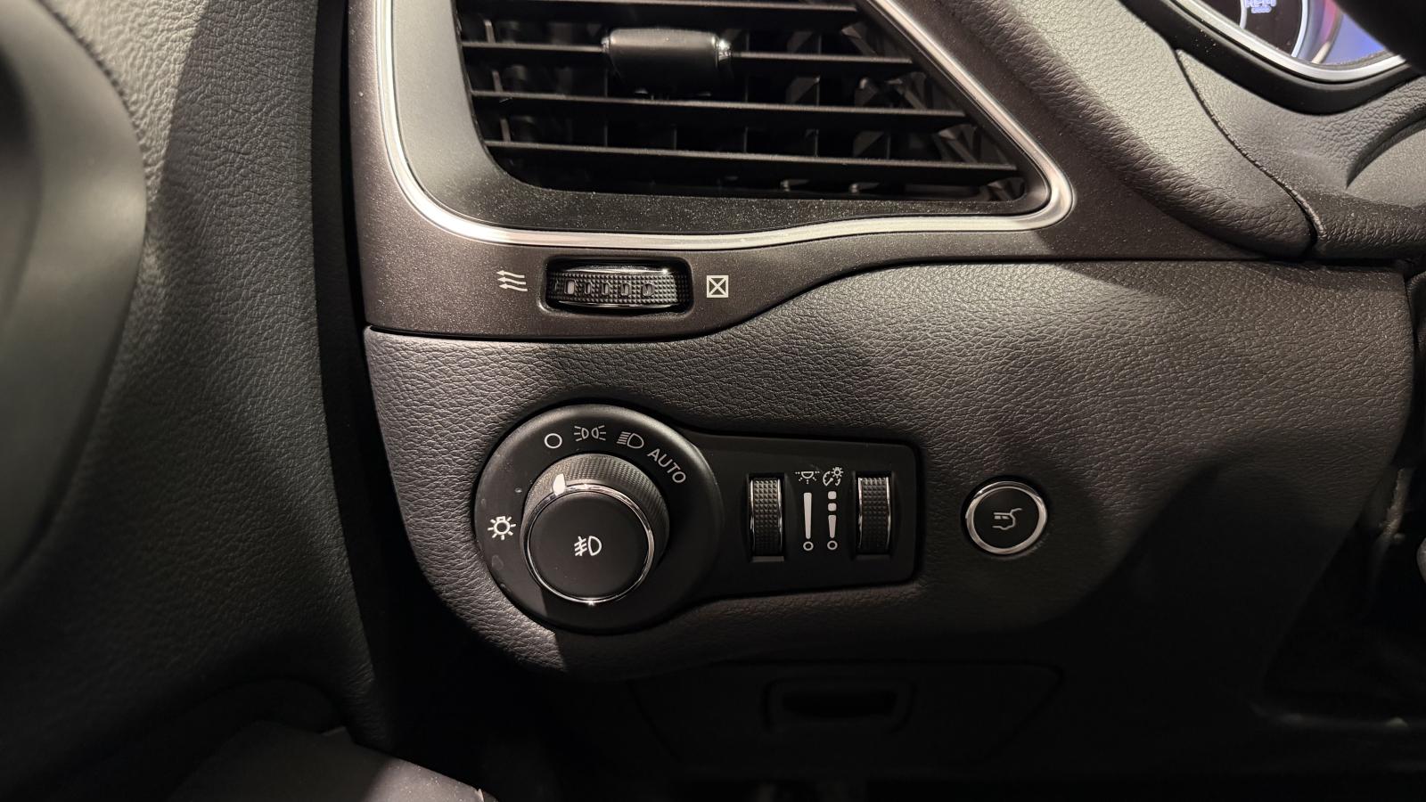 2020 Jeep Cherokee - Image 13