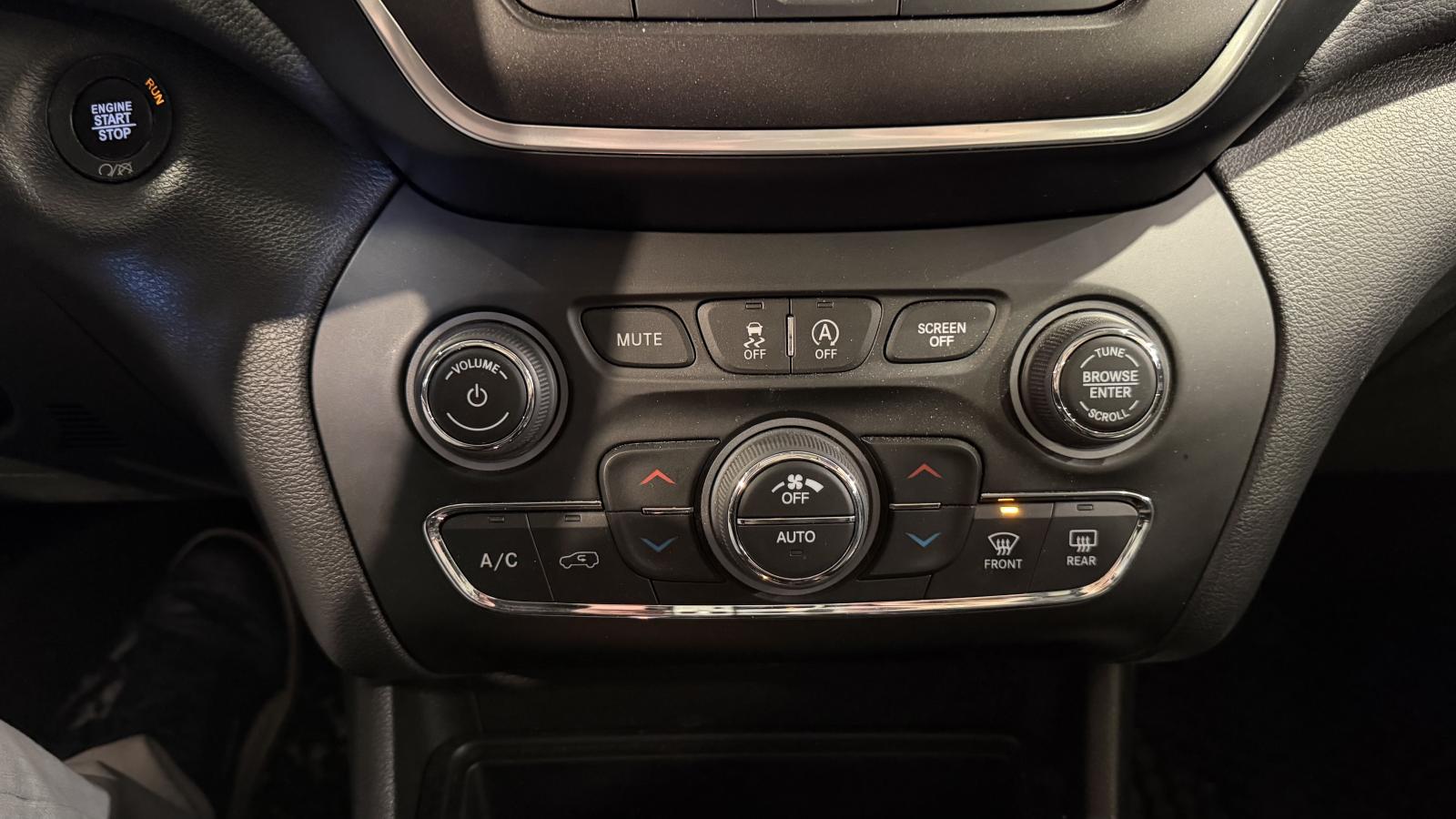 2020 Jeep Cherokee - Image 25