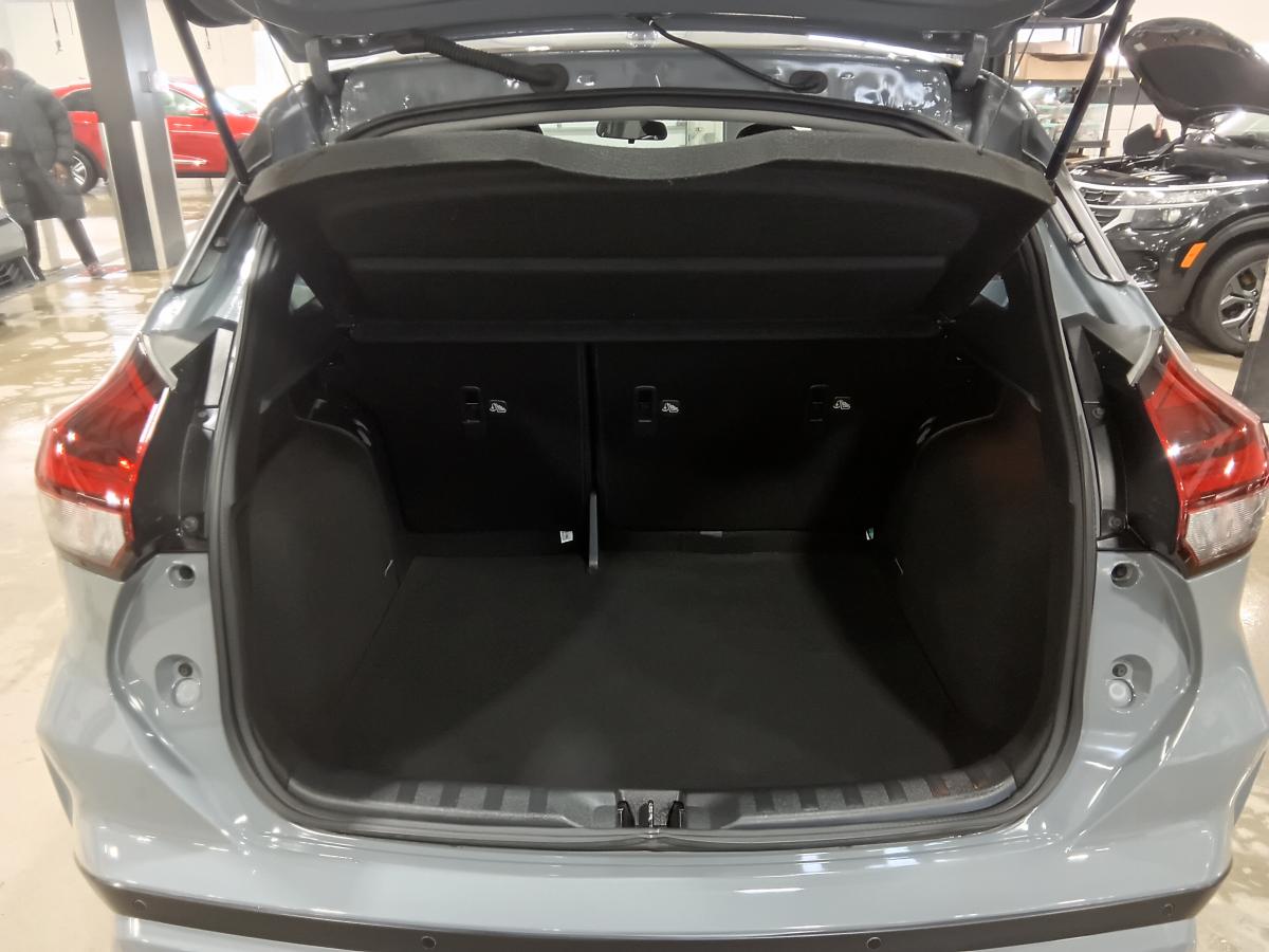 2023 Nissan Kicks - Image 9