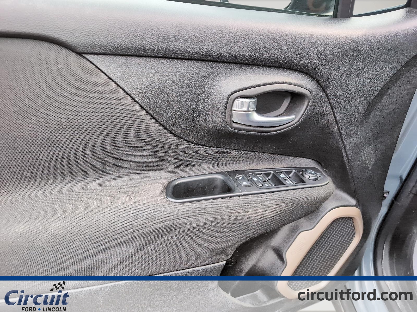 2017 Jeep Renegade - Image 12