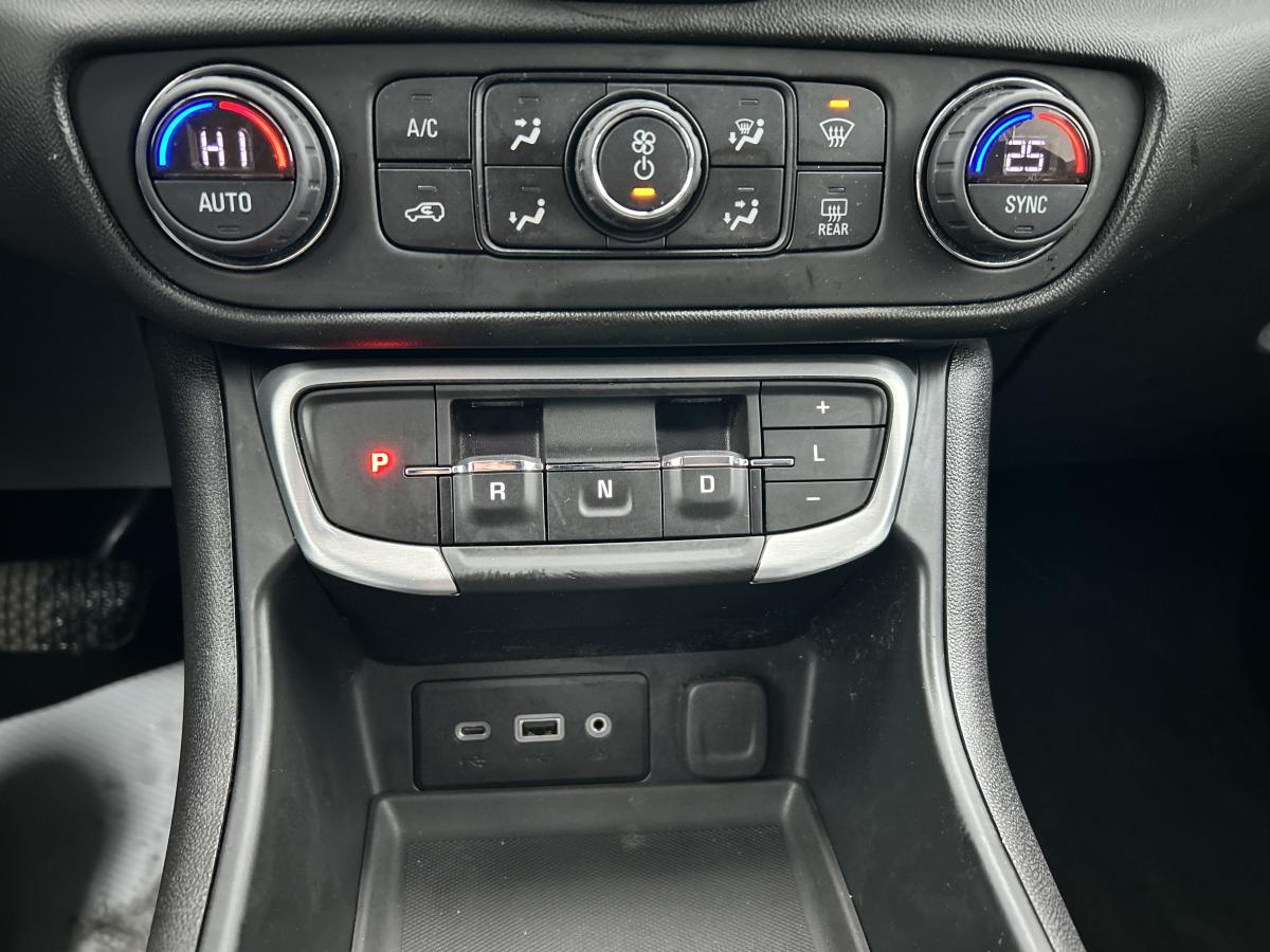 2022 GMC Terrain - Image 27