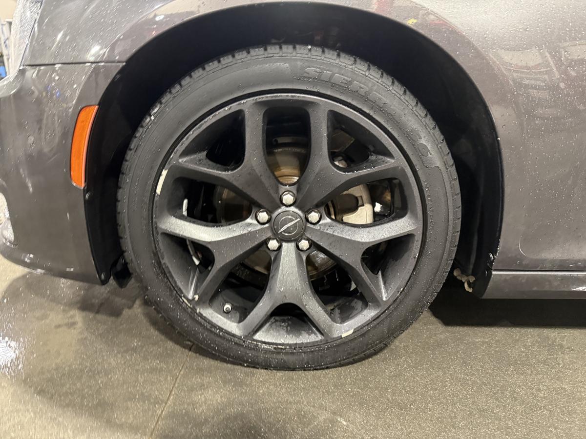 2022 Chrysler 300 - Image 9