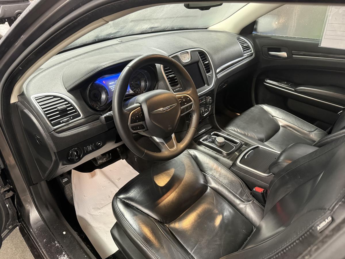 2022 Chrysler 300 - Image 11