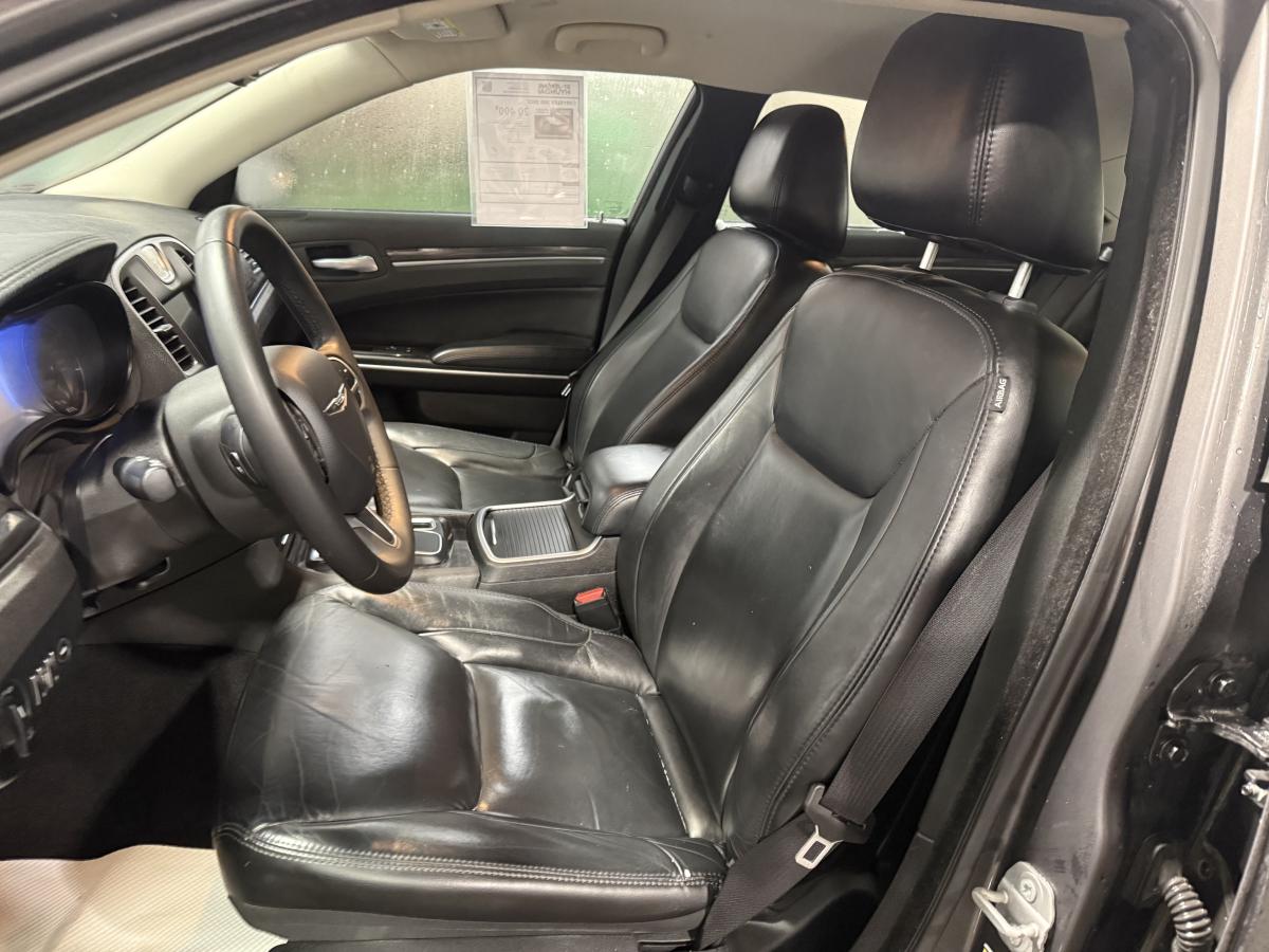 2022 Chrysler 300 - Image 12