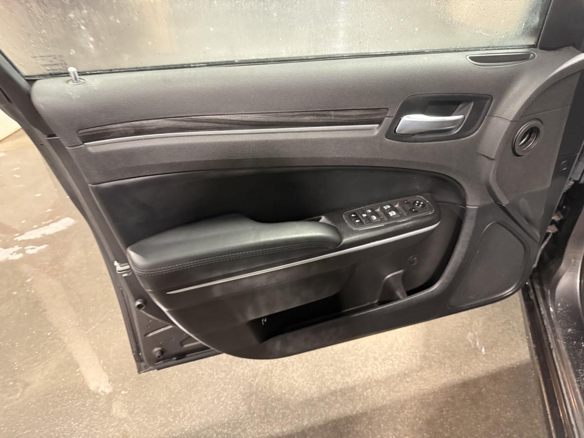 2022 Chrysler 300 - Image 13