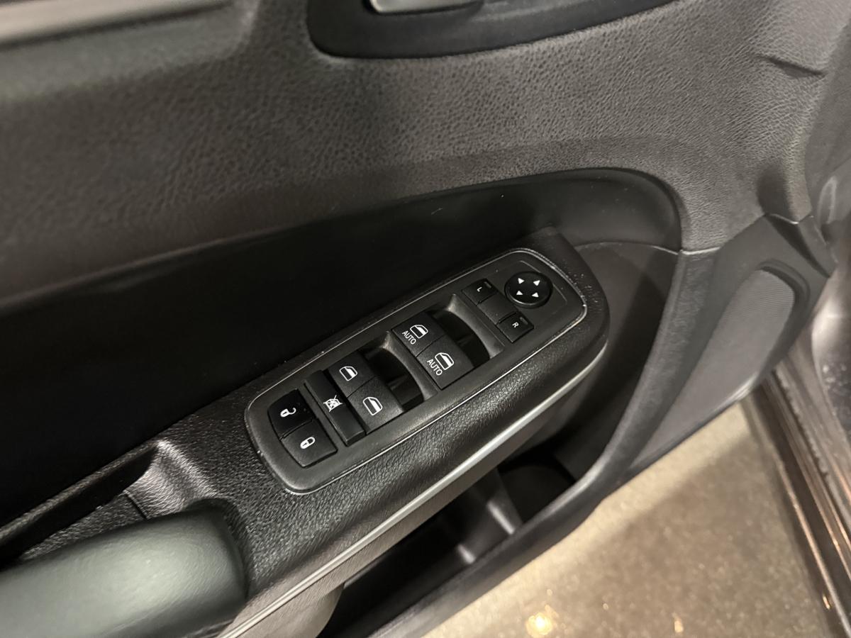 2022 Chrysler 300 - Image 14