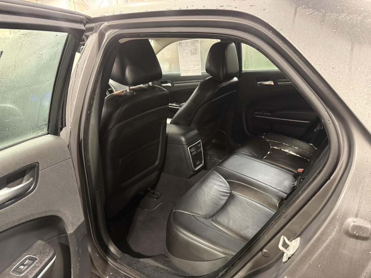 2022 Chrysler 300 - Image 16