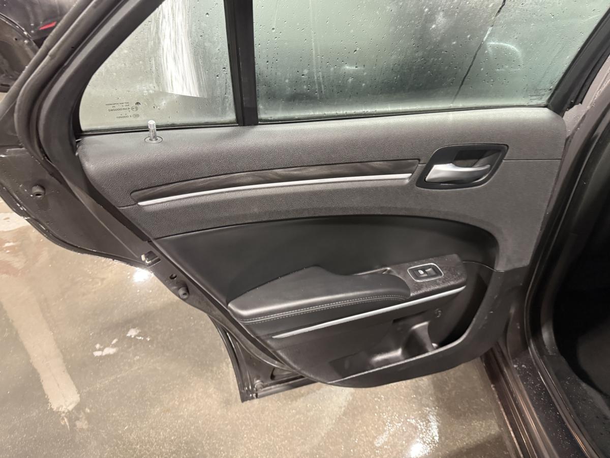 2022 Chrysler 300 - Image 18