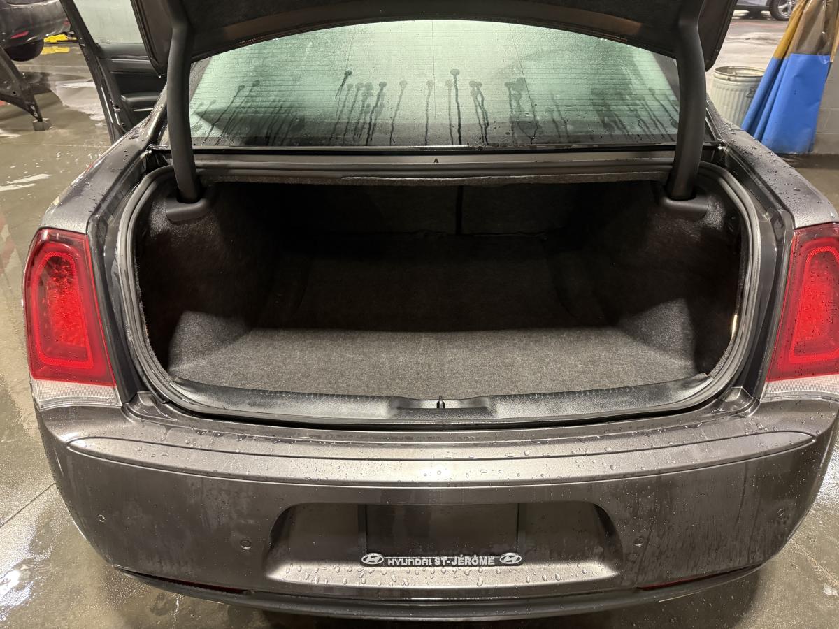 2022 Chrysler 300 - Image 19