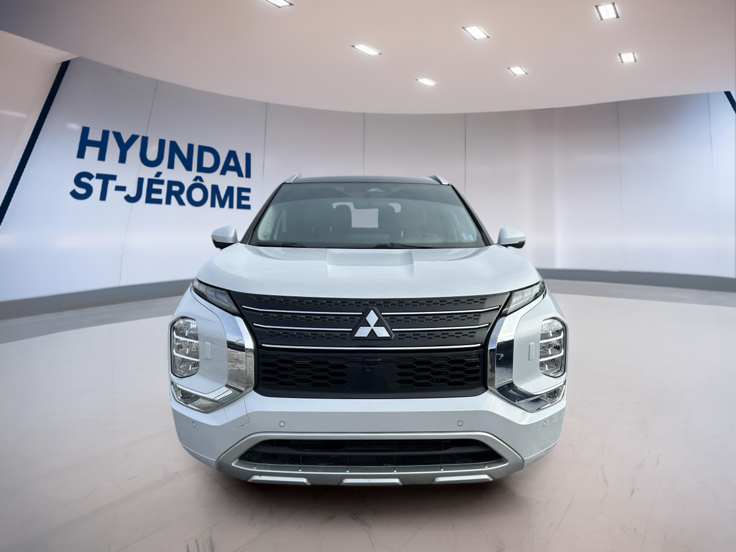 2024 Mitsubishi Outlander - Image 2