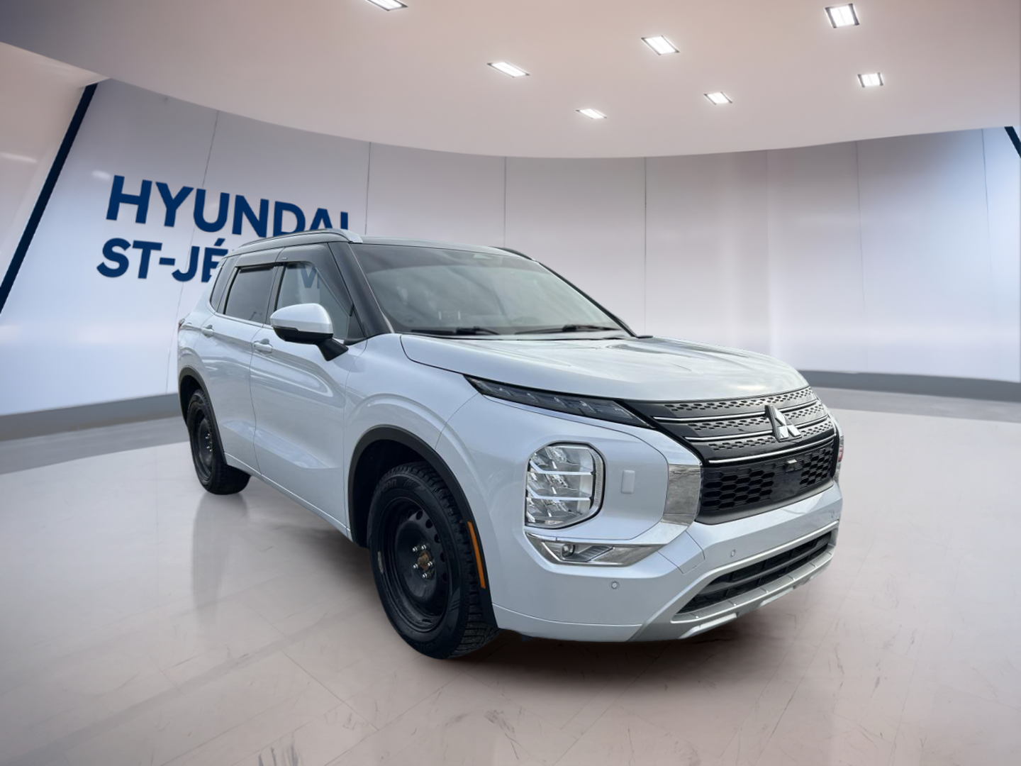 2024 Mitsubishi Outlander - Image 3