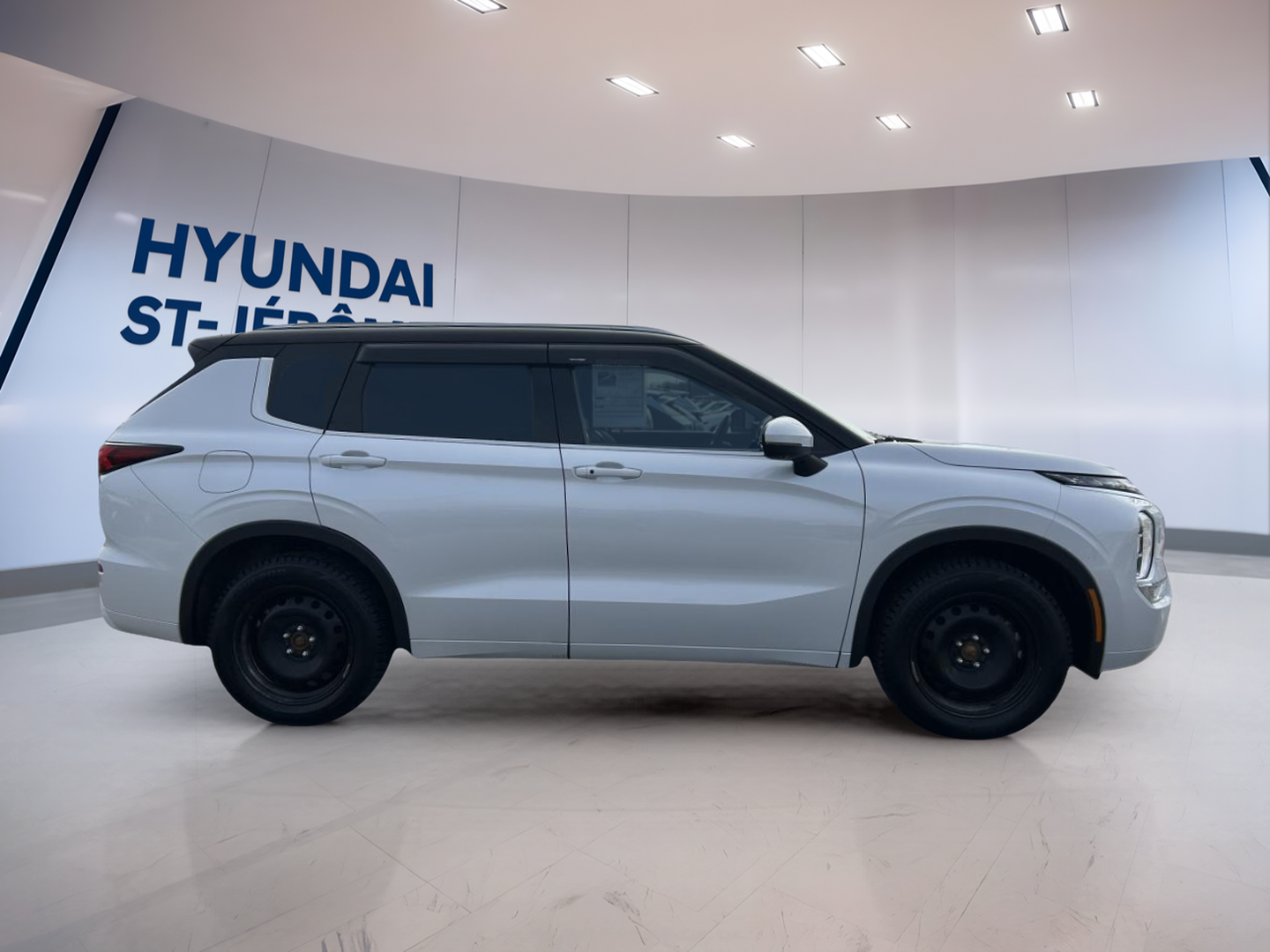 2024 Mitsubishi Outlander - Image 4