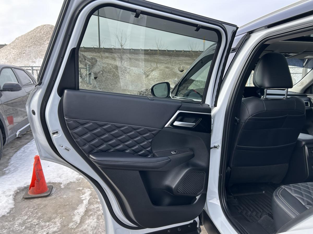 2024 Mitsubishi Outlander - Image 18