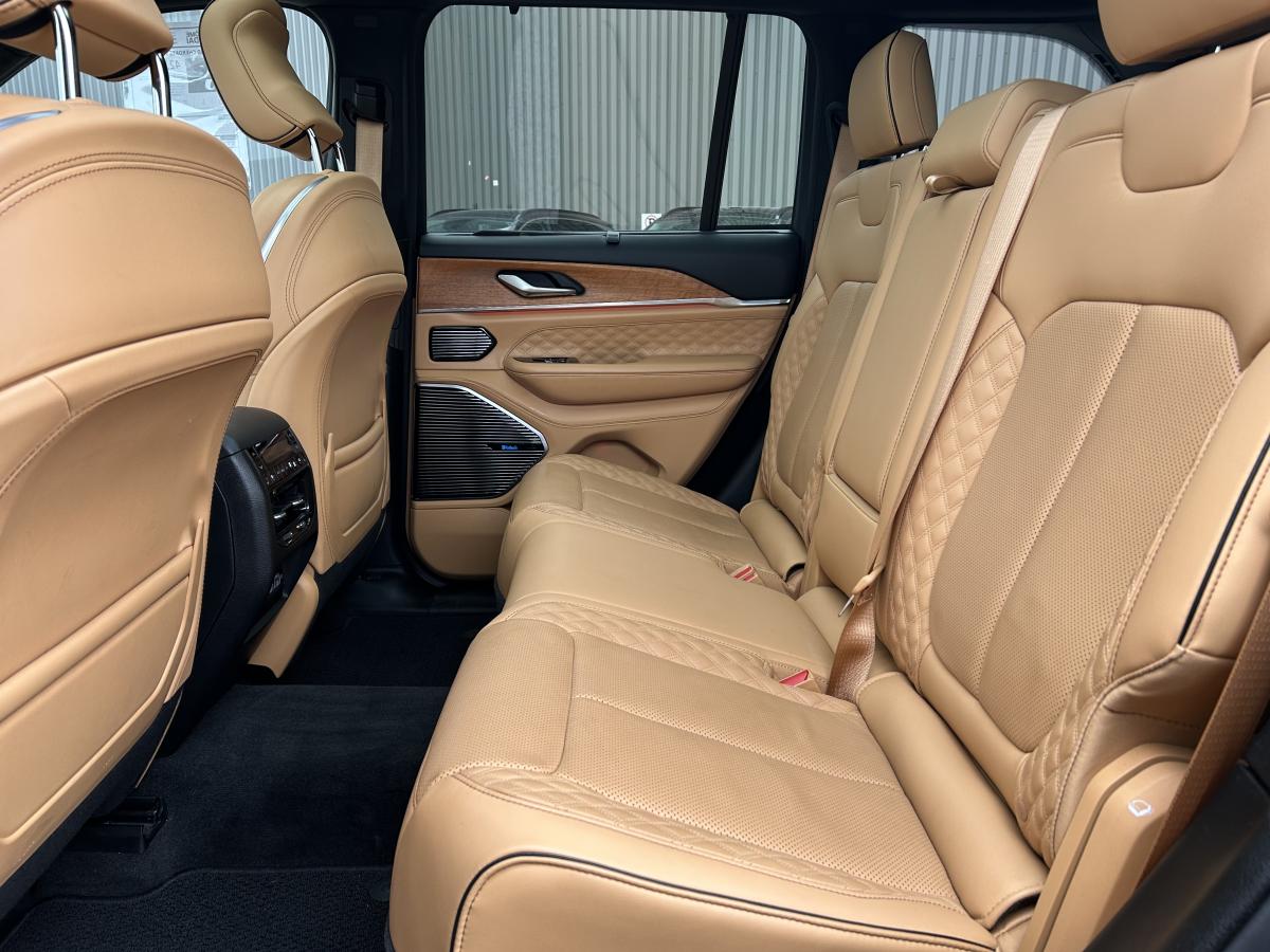 2022 Jeep Grand Cherokee - Image 17