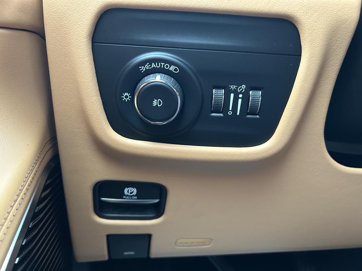 2022 Jeep Grand Cherokee - Image 25