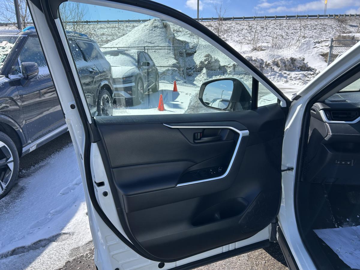 2022 Toyota RAV4 - Image 12