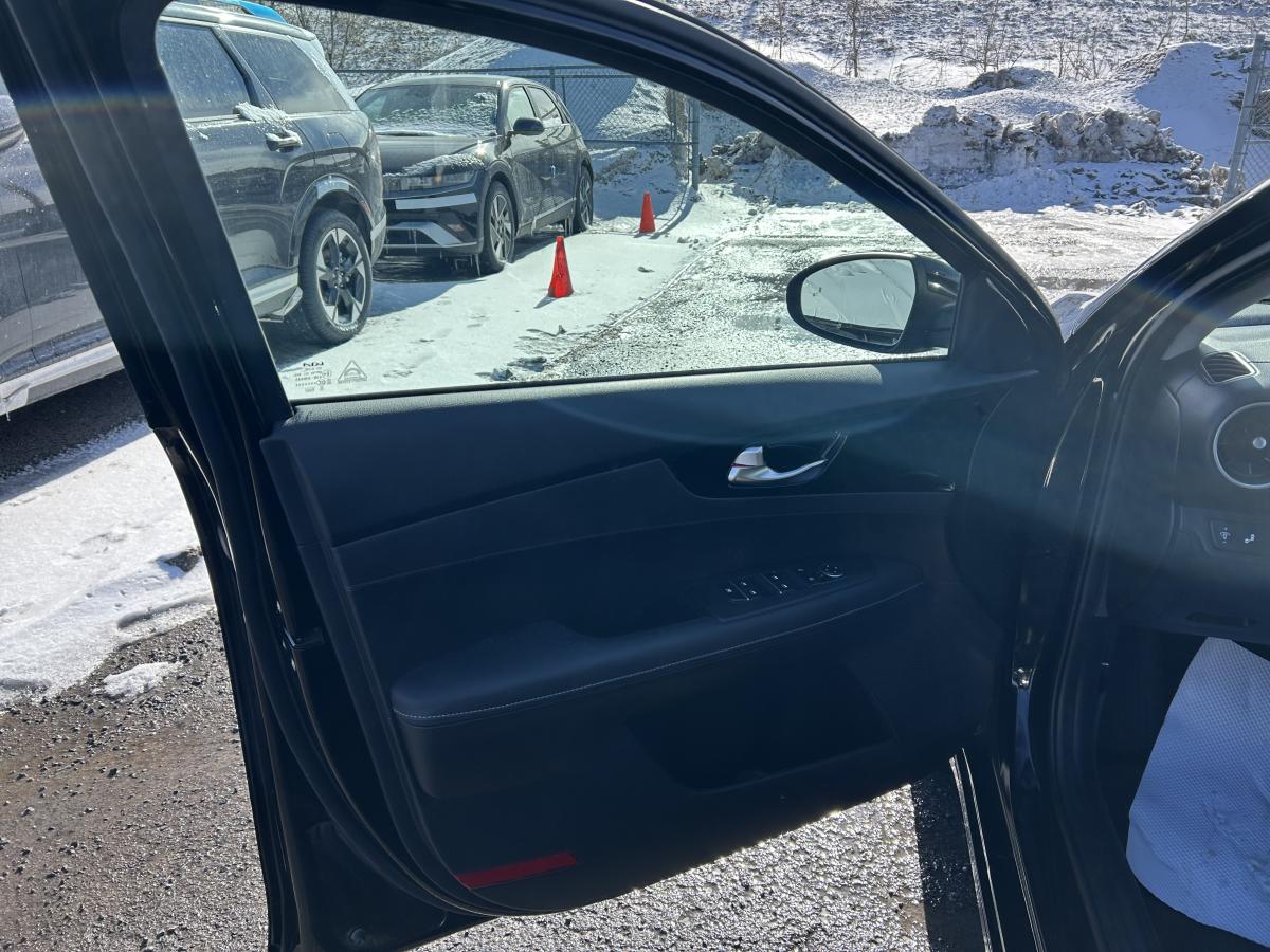 2022 Kia Forte - Image 13