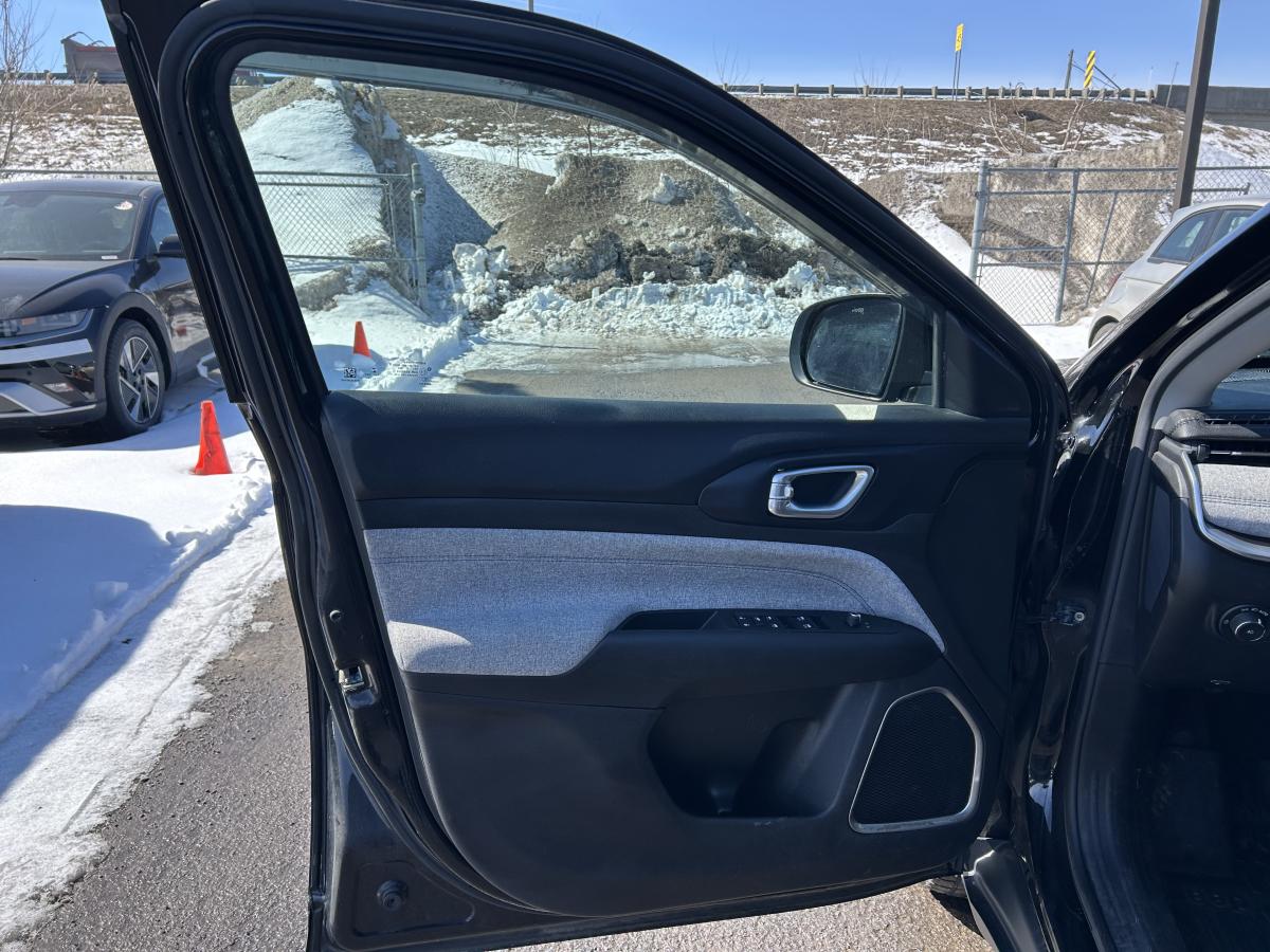 2022 Jeep Compass - Image 13