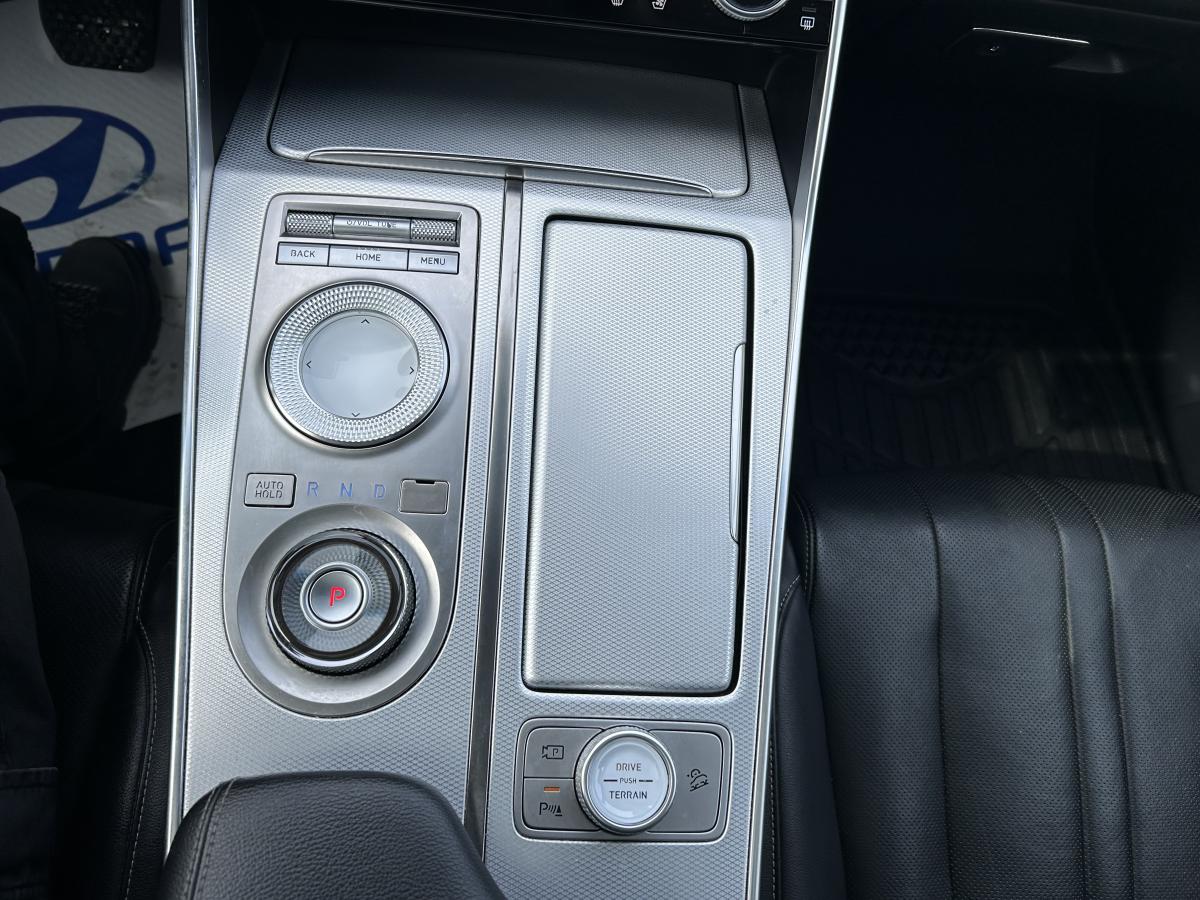 2021 Genesis GV80 - Image 30