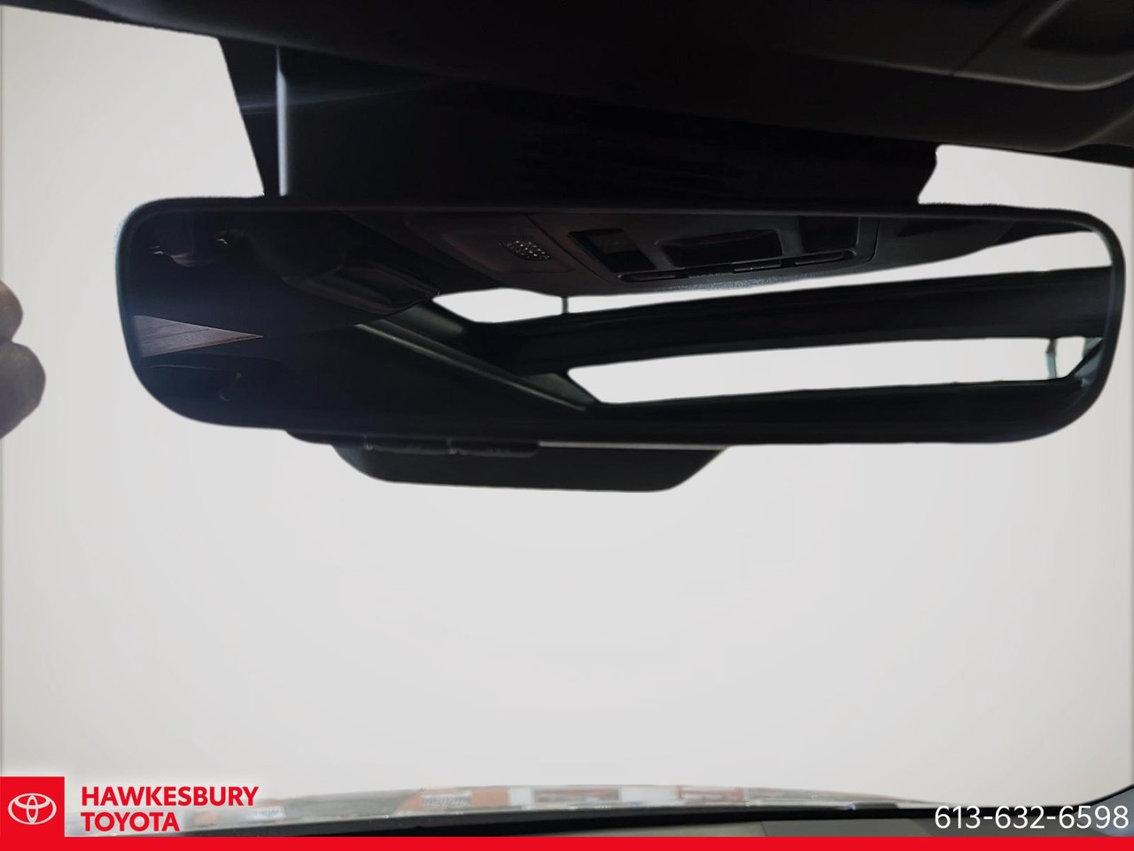 2025 Toyota Camry Hybrid - Image 13