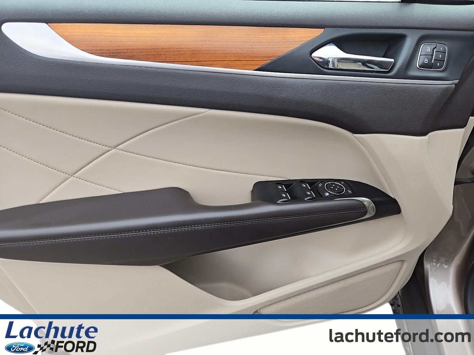 2019 Lincoln MKC - Image 12