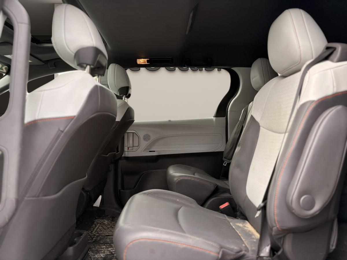 2022 Toyota Sienna Hybrid - Image 6