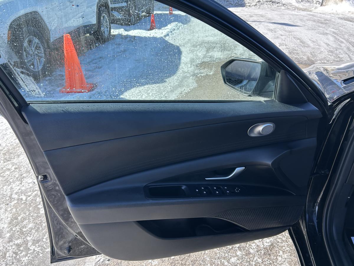 2023 Hyundai Elantra - Image 12