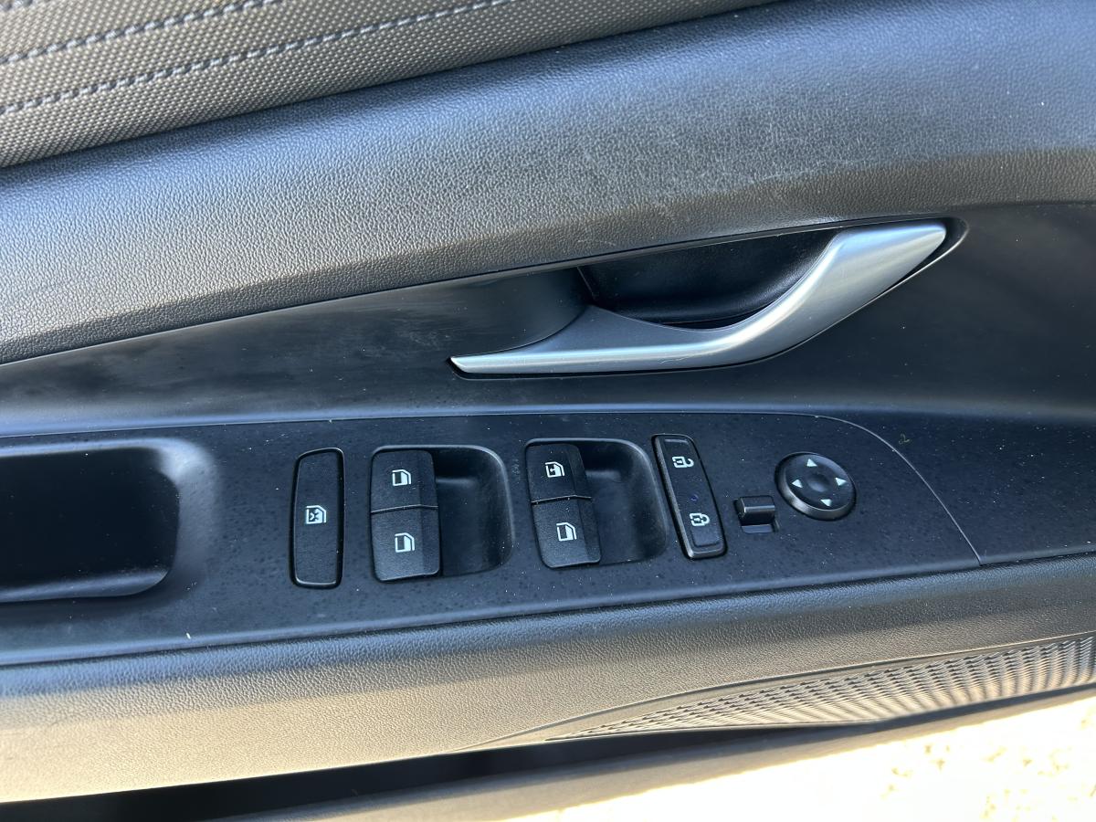 2023 Hyundai Elantra - Image 13