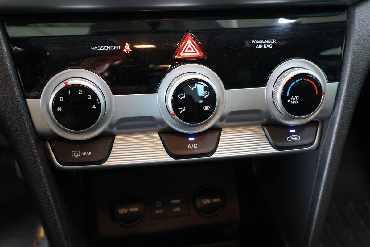 2020 Hyundai Elantra - Image 15