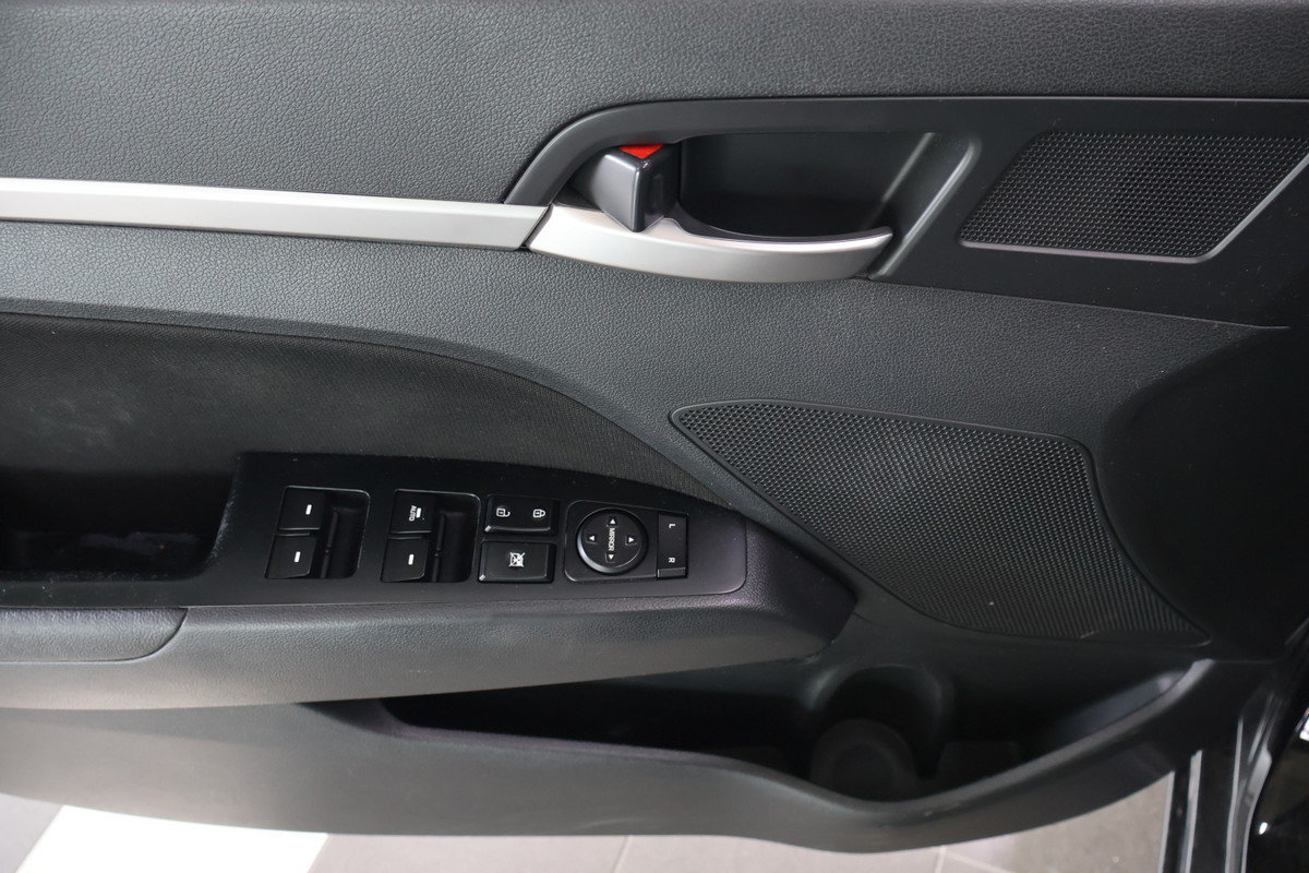 2020 Hyundai Elantra - Image 19