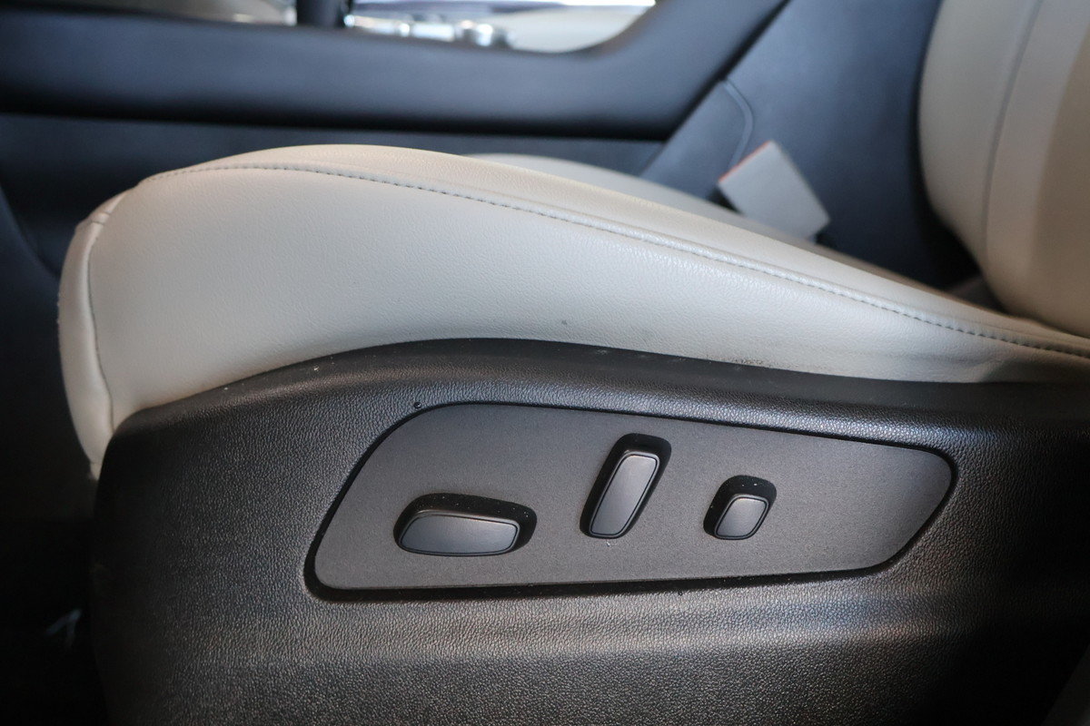 2022 Cadillac XT4 - Image 6