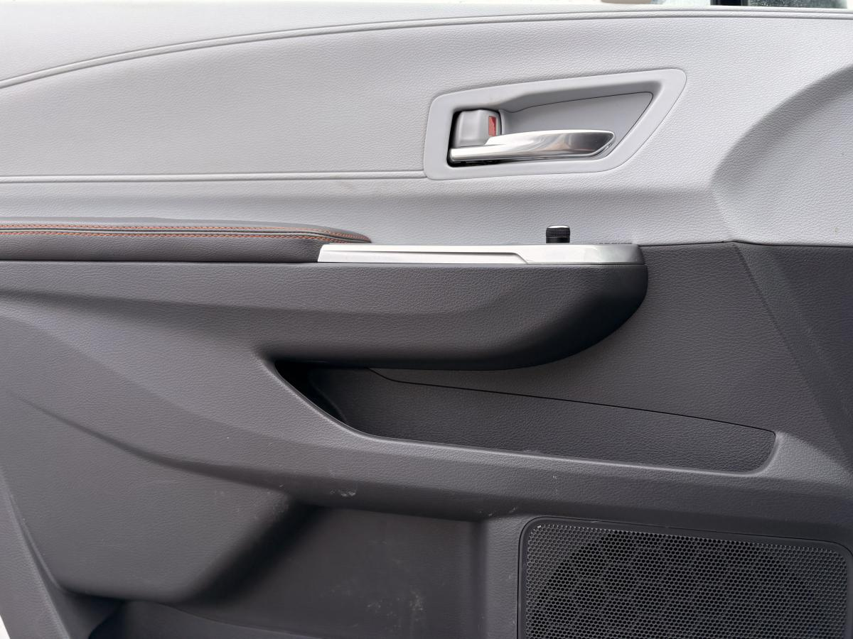 2022 Toyota Sienna Hybrid - Image 18