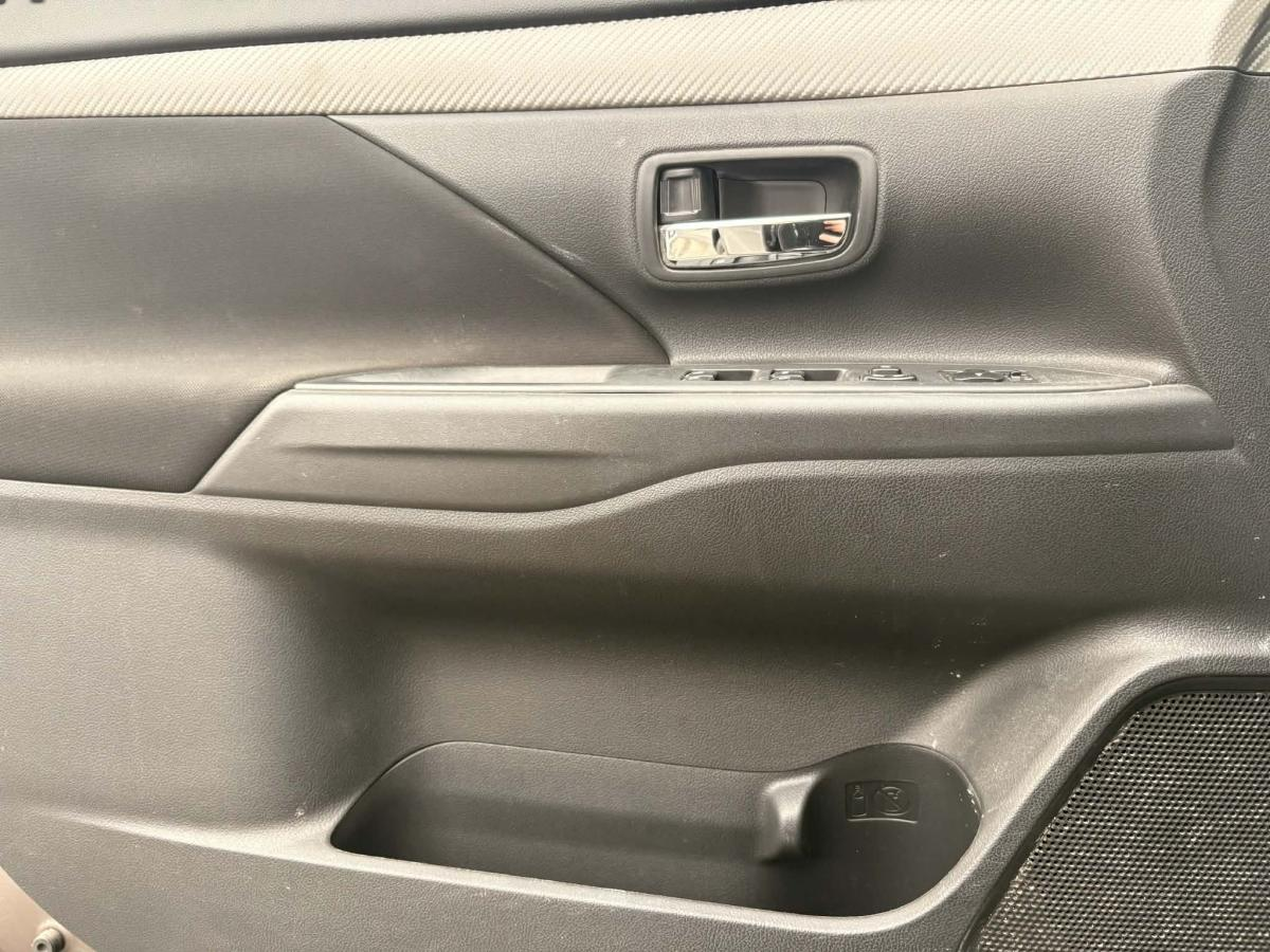 2016 Mitsubishi Outlander - Image 15