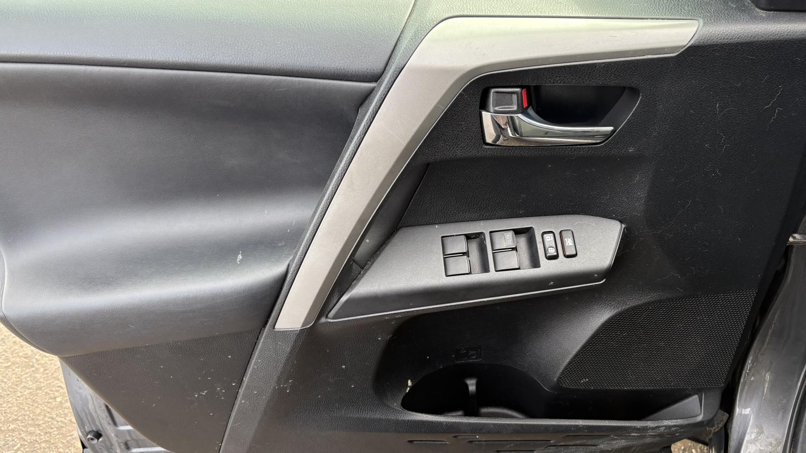 2016 Toyota RAV4 - Image 11