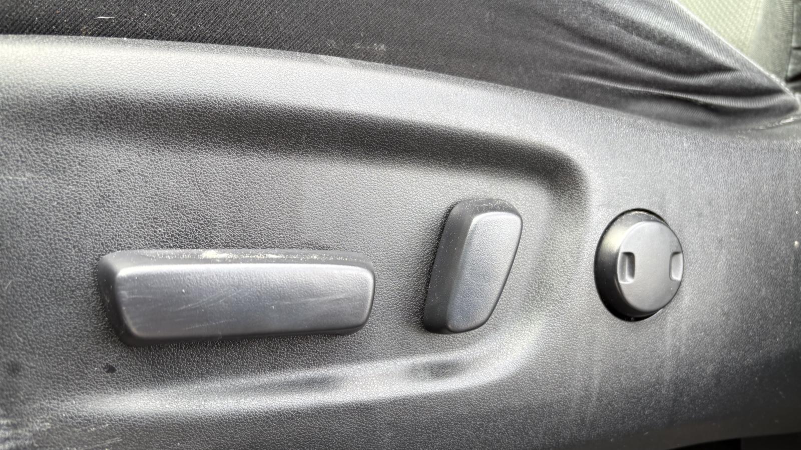 2016 Toyota RAV4 - Image 13