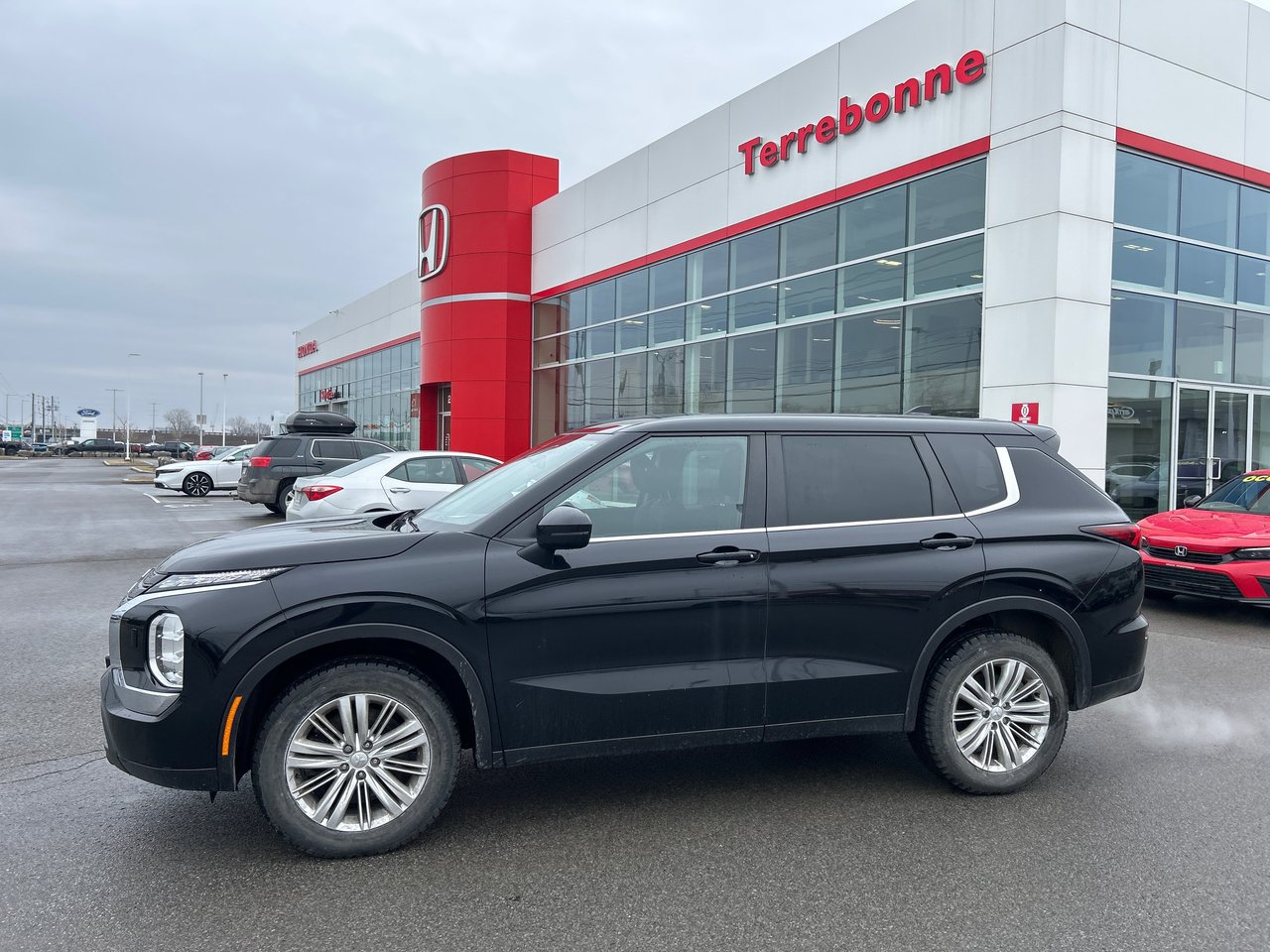 2023 Mitsubishi Outlander - Image 2