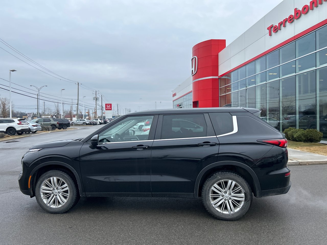 2023 Mitsubishi Outlander - Image 3