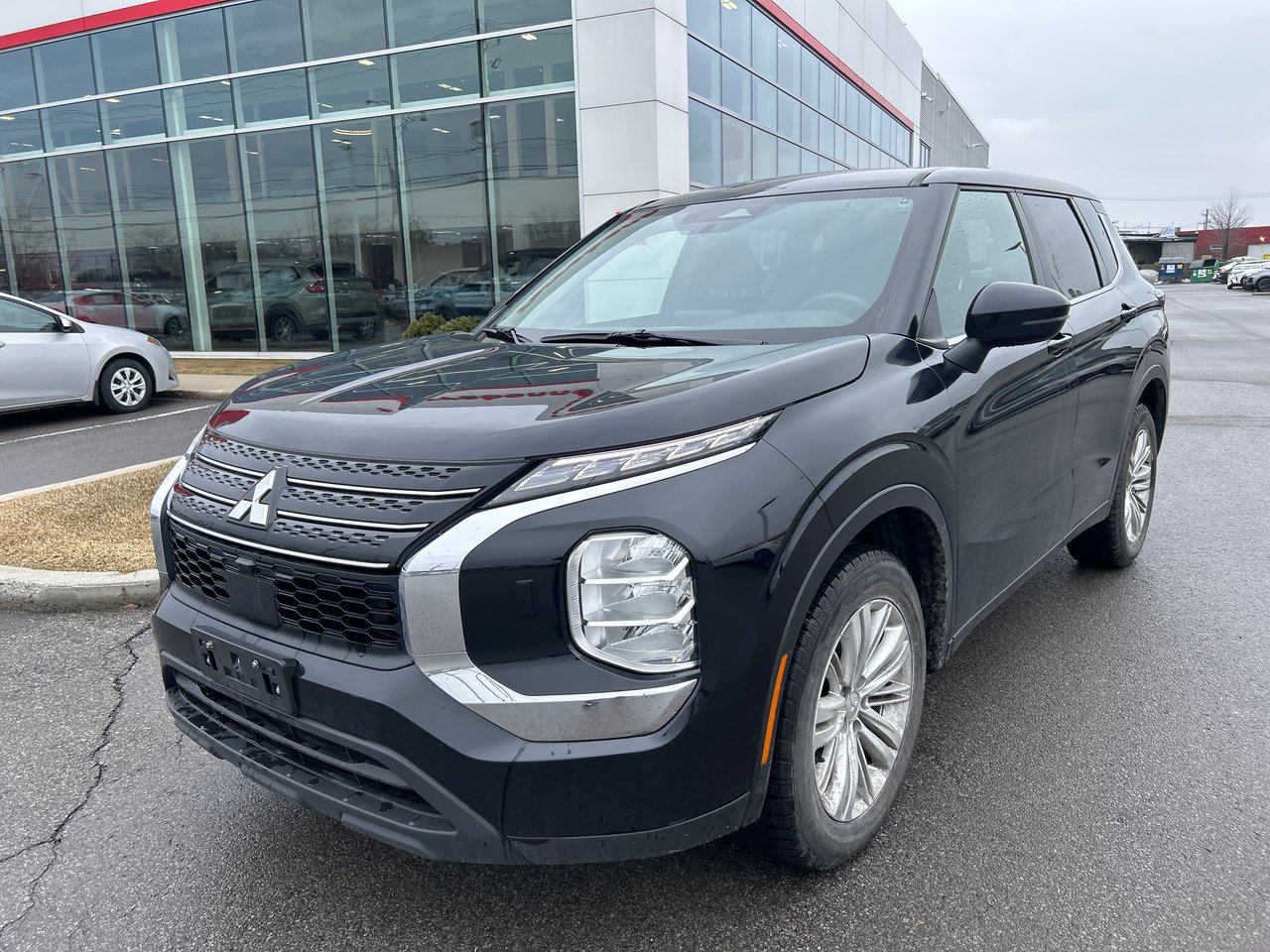 2023 Mitsubishi Outlander - Image 9