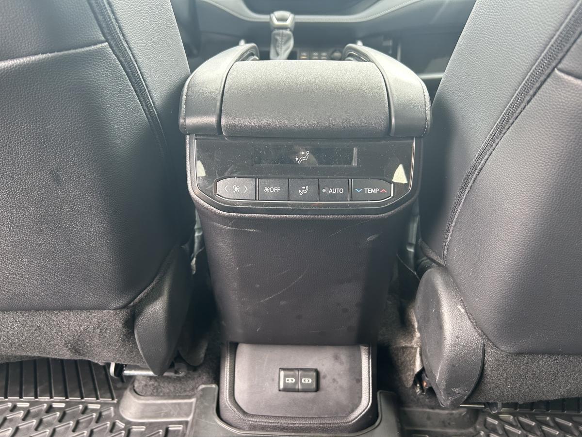 2024 Toyota Highlander - Image 18