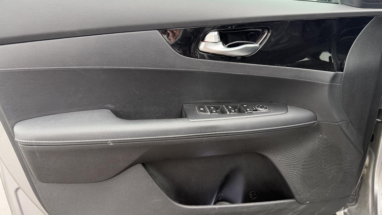 2023 Kia Forte - Image 11