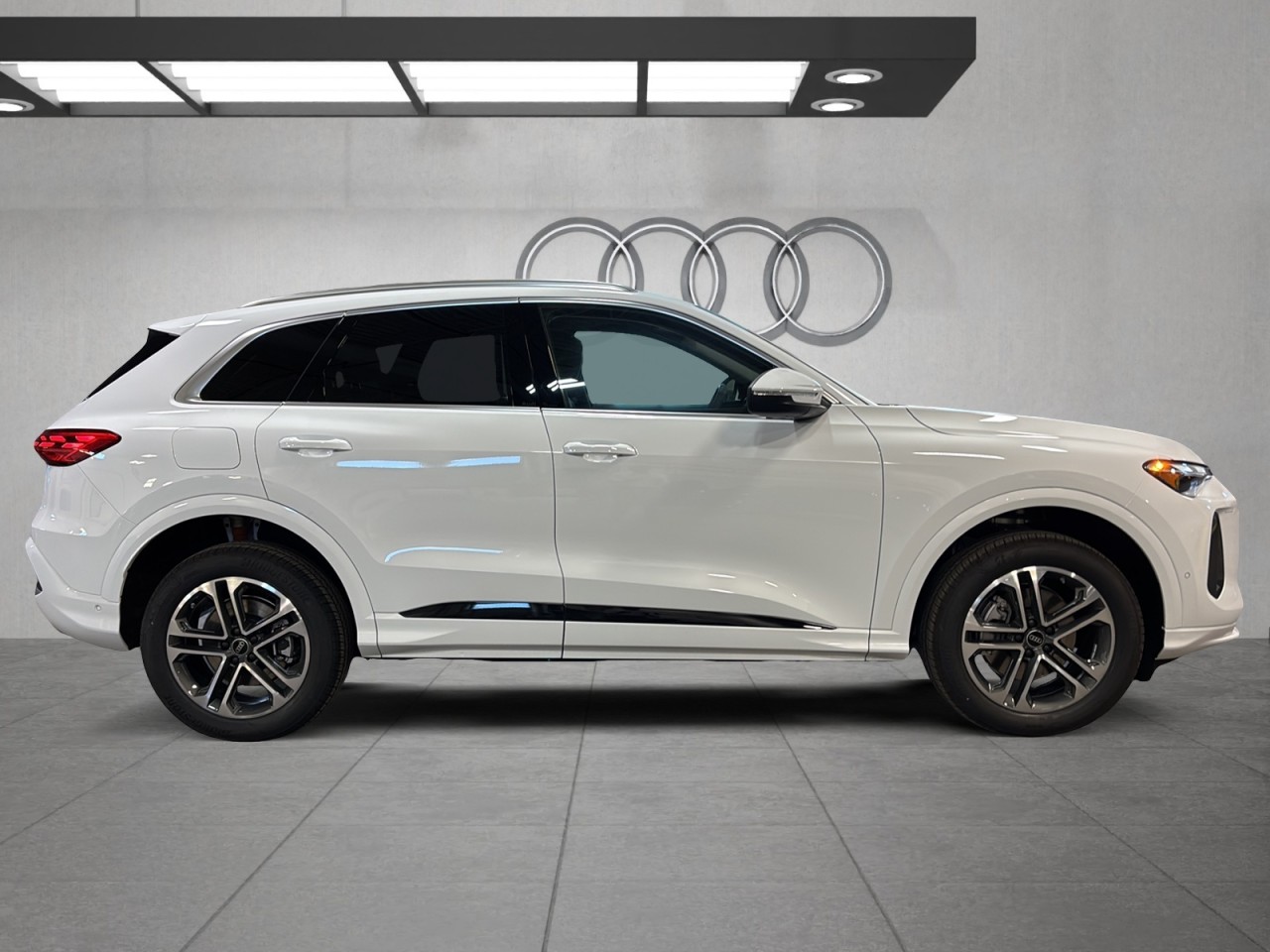 2025 Audi Q5 - Image 4