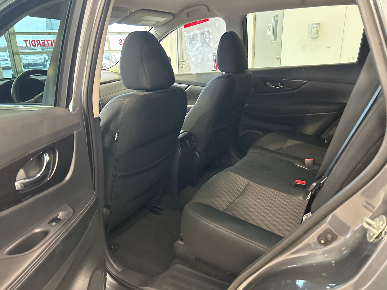 2018 Nissan Rogue - Image 12