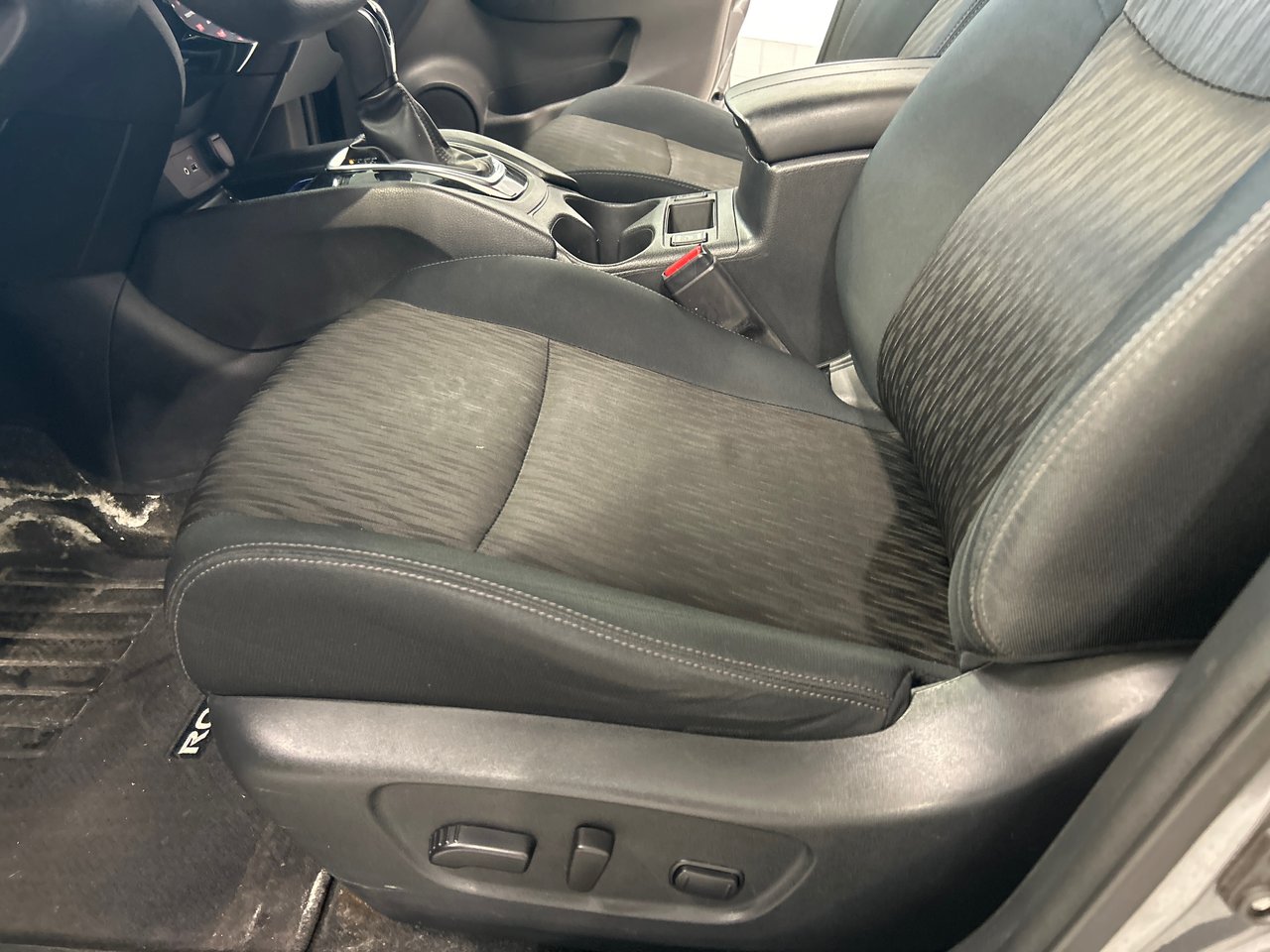 2018 Nissan Rogue - Image 34