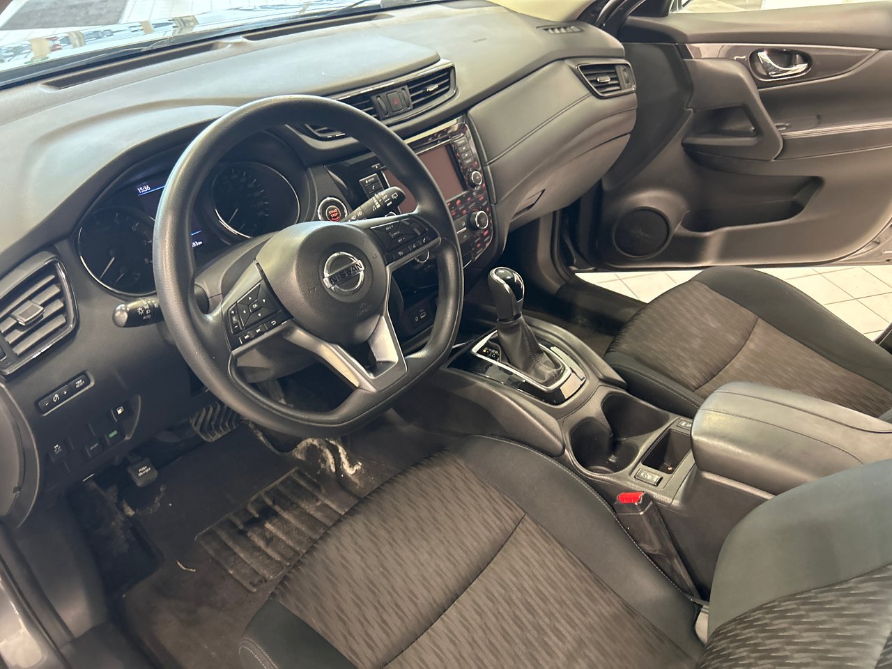 2018 Nissan Rogue - Image 35