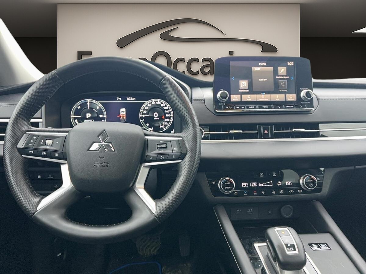 2025 Mitsubishi Outlander PHEV - Image 3