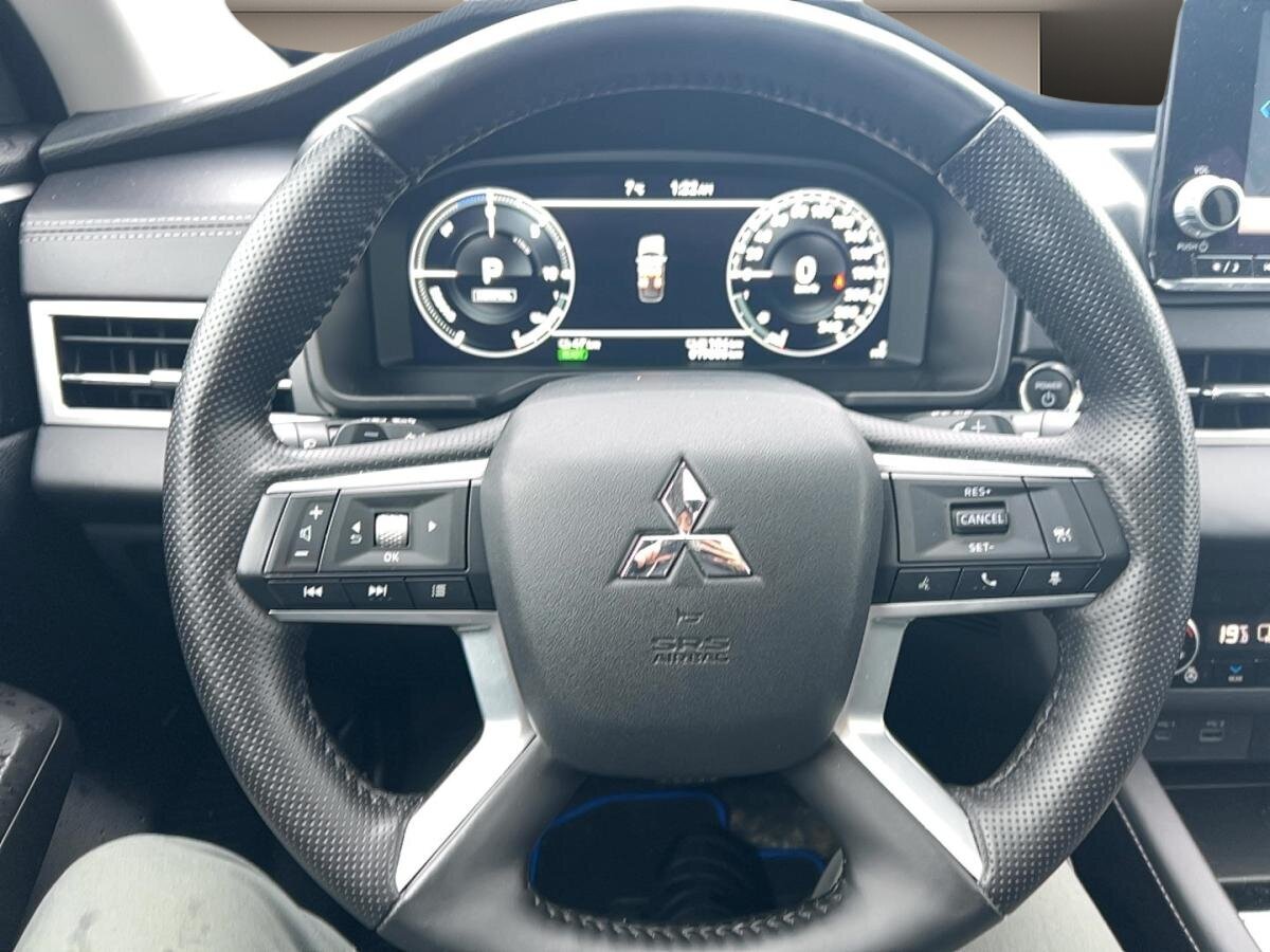 2025 Mitsubishi Outlander PHEV - Image 7