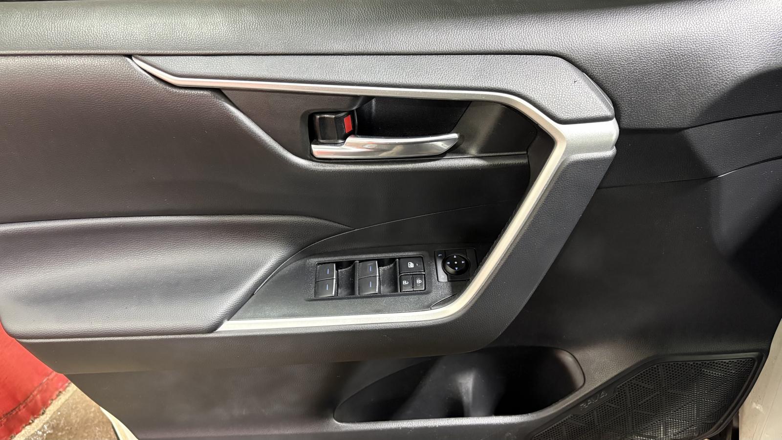 2022 Toyota RAV4 - Image 11