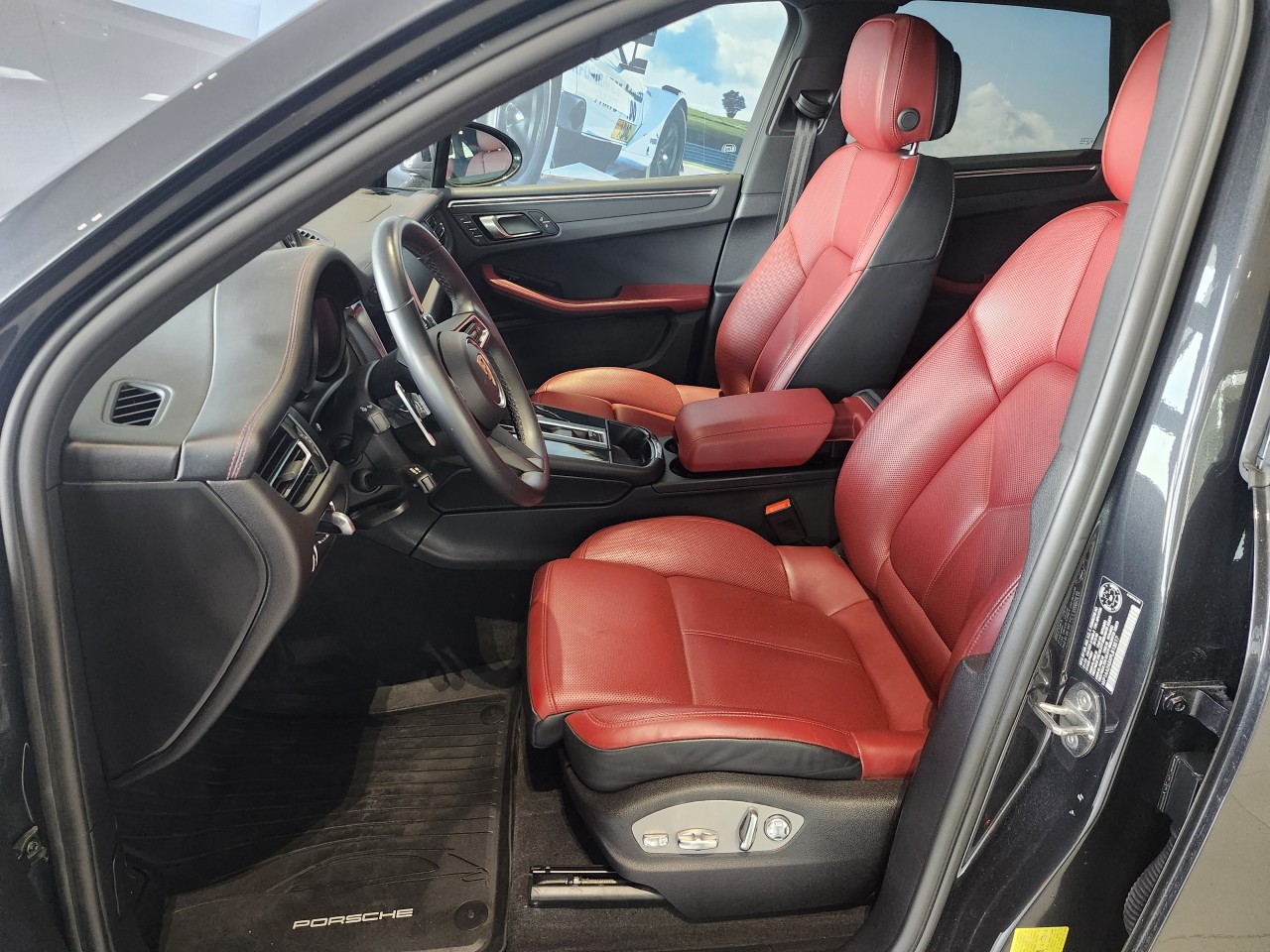 2023 Porsche Macan - Image 11