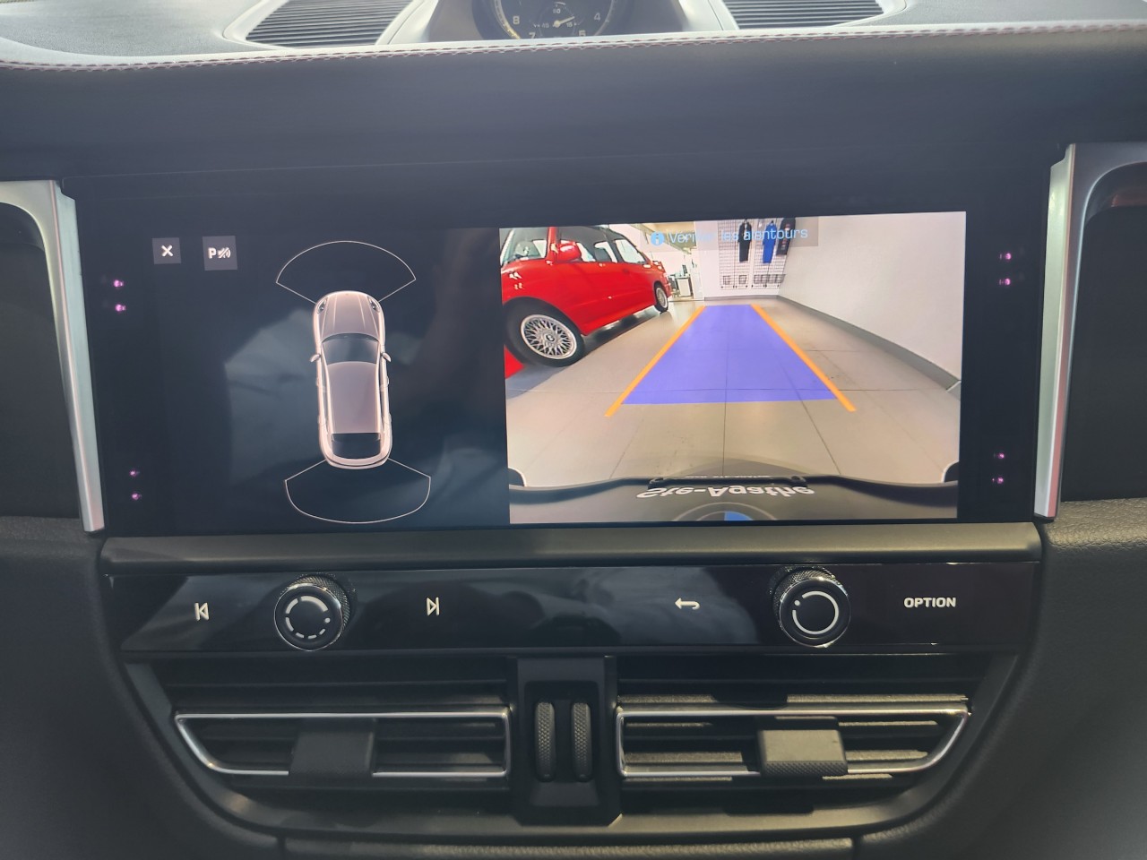 2023 Porsche Macan - Image 15