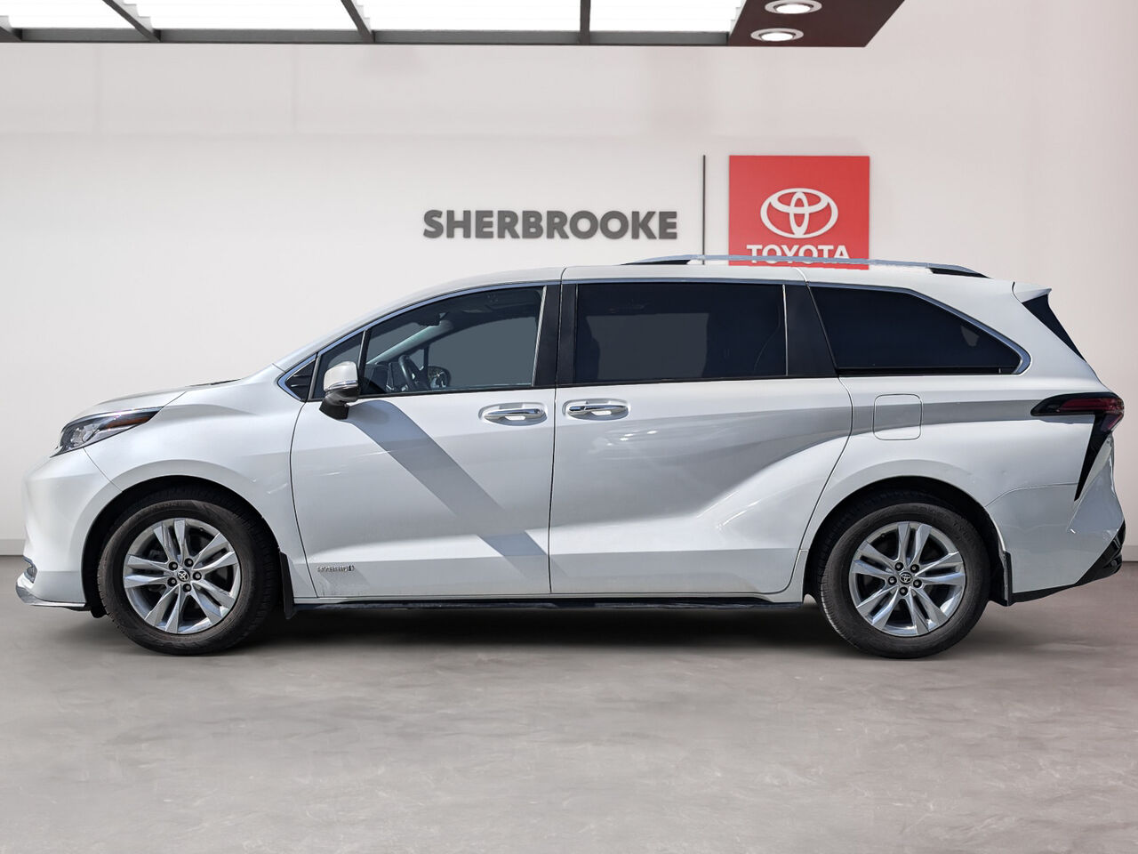 2021 Toyota Sienna - Image 2